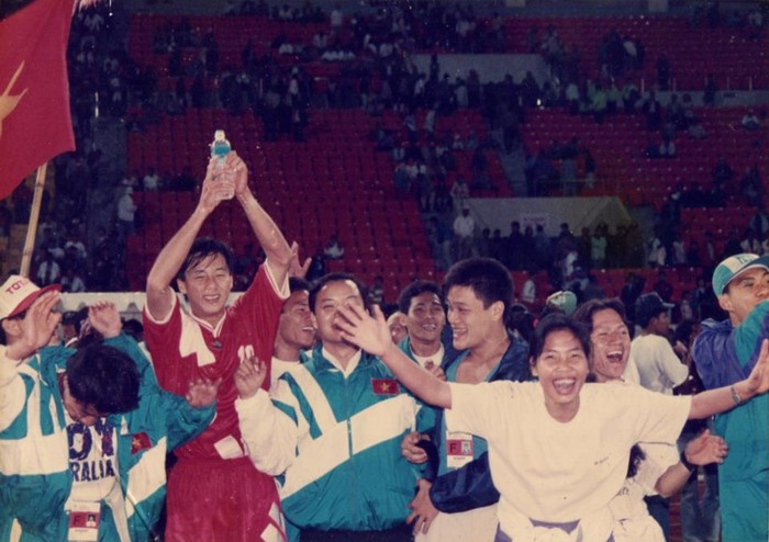 Niềm vui của ĐTQG Việt Nam khi giành HCB tại SEA Games 18. Trong hình là cựu danh thủ Lê Huỳnh Đức, người đã chơi cực kỳ xuất sắc ở kỳ SEA Games năm đó.
